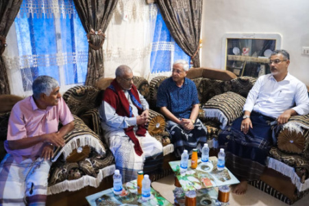 فريق الرقابة والتوجيه الرئاسي يطمئن على صحة المناضل الشيخ أحمد محمد بامعلم بالمكلا