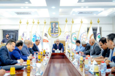 الرئيس الزُبيدي يبحث سُبل تطوير البنية التحتية لقطاع النقل