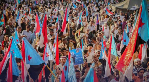 تواصل توافد الحشود الجماهيرية إلى ساحة الاعتصام المفتوح بالعاصمة عدن