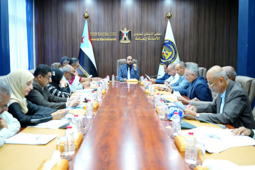 الأمانة العامة بالانتقالي تناقش المشهد السياسي والحراك الشعبي الجماهيري المتصاعد في مخيمات الاعتصام