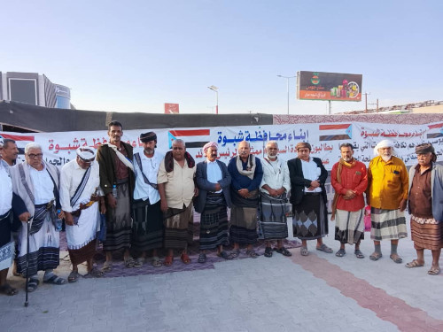  مشايخ قبائل نعمان يصلون إلى مخيم الاعتصام المفتوح بمدينة عتق