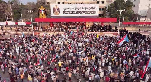 توافد جماهيري من أبين وشبوة إلى ساحة الاعتصام المفتوح بالعاصمة عدن