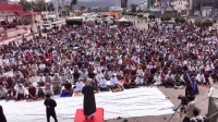حشود غفيرة تؤدي صلاة الجمعة في ساحة الاعتصام بالعاصمة عدن تحت شعار "الثبات والتمكين"