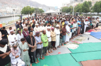 جموع من المصلين يؤدون صلاة " جمعة الثبات والتمكين "في ساحة الاعتصام بالمكلا