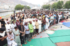 جموع من المصلين يؤدون صلاة " جمعة الثبات والتمكين "في ساحة الاعتصام بالمكلا