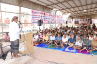 أبناء أبين يؤدون صلاة "جمعة الثبات والتمكين" في ساحة الاعتصام بزنجبار