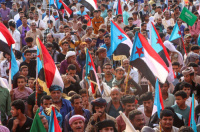 تواصل التوافد الجماهيري إلى ساحة الاعتصام المفتوح بالعاصمة عدن