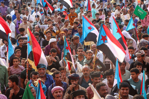 تواصل التوافد الجماهيري إلى ساحة الاعتصام المفتوح بالعاصمة عدن