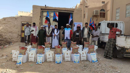 مقدمة من الرئيس الزُبيدي.. انتقالي حورة ووادي العين يدشّن توزيع السلال الغذائية للأسر الأشد احتياجًا