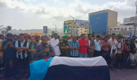 قيادات عسكرية ومدنية تشارك في أداء صلاة الجنازة على جثمان المناضل عبدالحكيم فاضل في ساحة الاعتصام بالعاصمة عدن