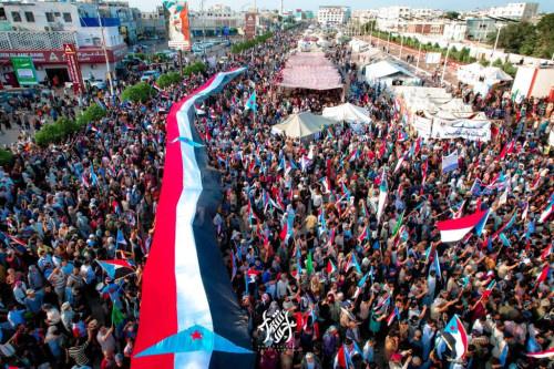 يافع من ساحة العروض ترسم ملامح الاستقلال الثاني.. وتفوض الرئيس الزُبيدي بإعلان دولة الجنوب العربي