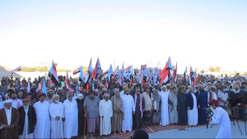 توافد شيوخ ووجهاء مديرية حات ومناطق بلحاف إلى ساحة الاعتصام المفتوح بالمهرة