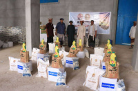 انتقالي المهرة يدشّن المرحلة الثالثة من توزيع السلال الغذائية للأسر الأشد احتياجًا