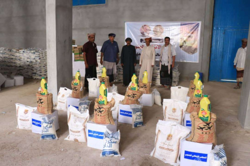 انتقالي المهرة يدشّن المرحلة الثالثة من توزيع السلال الغذائية للأسر الأشد احتياجًا