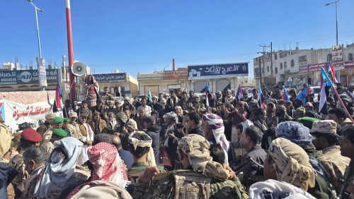 توافد حشود جماهيرية من مديرية عتق إلى ساحة الاعتصام المفتوح بشبوة للمطالبة بإعلان دولة الجنوب العربي