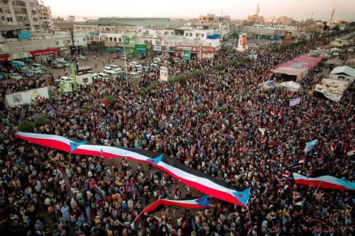 حشود جماهيرية واسعة من الضالع تصل العاصمة عدن دعمًا لمطالب إعلان دولة الجنوب العربي