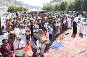 جموع من المصلين يؤدون صلاة &ldquo;جمعة الجنوب العربي لكل وبكل أبنائه&rdquo; في ساحة الاعتصام بالمكلا