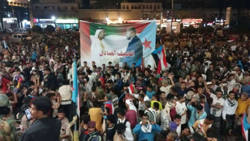 أمسية فنية تشعل ساحة الاعتصام المفتوح بالعاصمة عدن