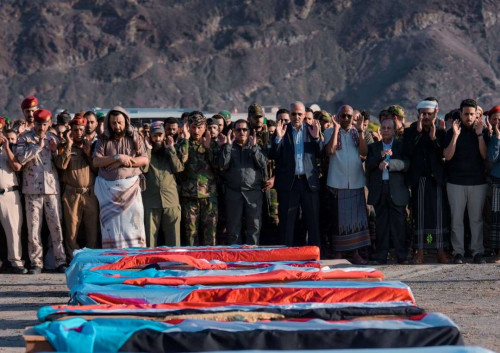 الرئيس الزُبيدي يؤدي صلاة الجنازة ويتقدّم جموع مُشيّعي شهداء عملية "المستقبل الواعد"