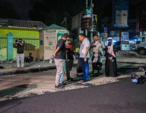 عدن.. رئيس صندوق صيانة الطرق والجسور يدشن أعمال الإسفلت في مدخل الميدان بمديرية صيرة