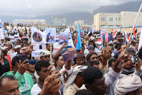 احتشاد جماهيري في سقطرى لتجديد التفويض الشعبي للرئيس القائد عيدروس الزُبيدي