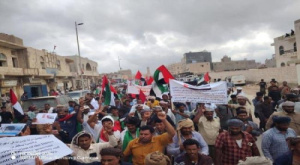 الآلاف من أبناء سقطرى يتظاهرون رفضًا للحصار وتأييدًا للإمارات