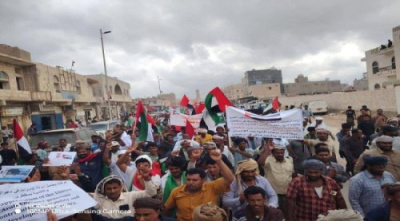 الآلاف من أبناء سقطرى يتظاهرون رفضًا للحصار وتأييدًا للإمارات