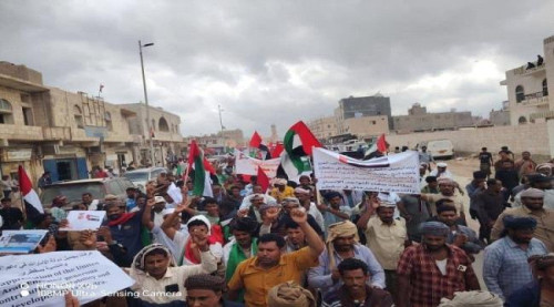 الآلاف من أبناء سقطرى يتظاهرون رفضًا للحصار وتأييدًا للإمارات
