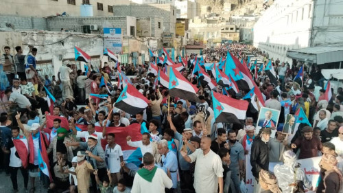 مسيرات حاشدة في المكلا تؤكد دعمها للمجلس الانتقالي الجنوبي وتطالب بتفعيل الإعلان الدستوري