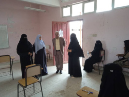 مدير عام التعليم الفني بعدن يتفقد سير الاختبارات النظرية في المعهد الفني التجاري خورمكسر