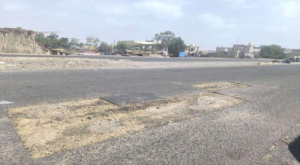 لحج.. تواصل أعمال قص الإسفلت ضمن مشروع ترميم الحفر