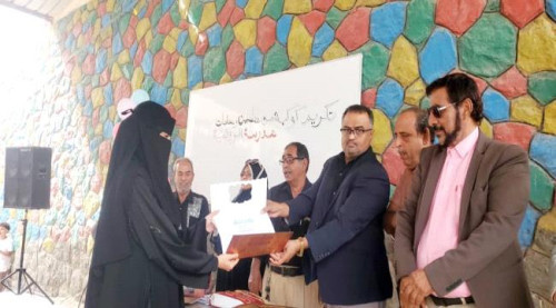 مدير عام مديرية التواهي يكرّم نخبة من المعلمين والمعلمات في مدرسة الروضة بالقلوعة