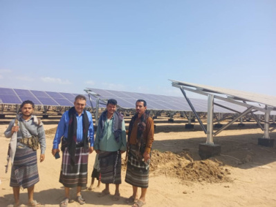 وكيل محافظة أبين يتفقد الأوضاع الخدمية في مدينة شقرة ويطلع على مشروع الطاقة الشمسية