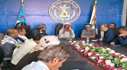 رئيس نتفيذية انتقالي شبوة يناقش مع أعضاء الجمعية والمستشارين ترتيبات الفعالية الجماهيرية