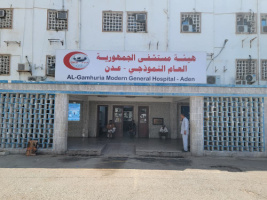 مستشفى الجمهورية بعدن يوجه موزعي الزكاة بتوزيعها نهارًا