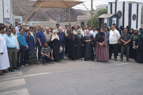 لليوم العاشر على التوالي.. الأمانة العامة تواصل وقفتها الاحتجاجية رفضاً لإغلاق مقرها بالعاصمة عدن