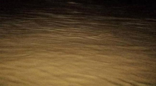 أبين.. سيول مفاجئة تقطع الطريق الدولي في أحور