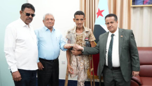 الحالمي يكرّم البطل الجريح علوي عبدالله بدرع الصمود