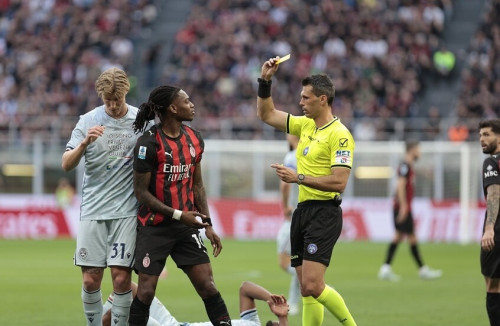 ليلة الهزيمة المدوية لميلان.. رفائيل لياو يسخر من الحكم والأخير يرد بطريقته ليلة الهزيمة المدوية لميلان.. رفائيل لياو يسخر من الحكم والأخير يرد بطريقته