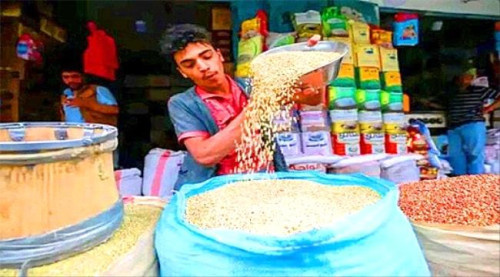 رغم تحسن العُملة بنسبة 90%.. غلاء الأسعار يواصل خنق المواطنين بالعاصمة عدن