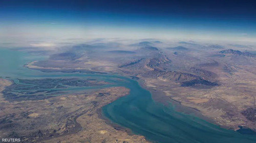 بين البحر والسماء.. كيف تُسيطر واشنطن على مضيق هرمز؟