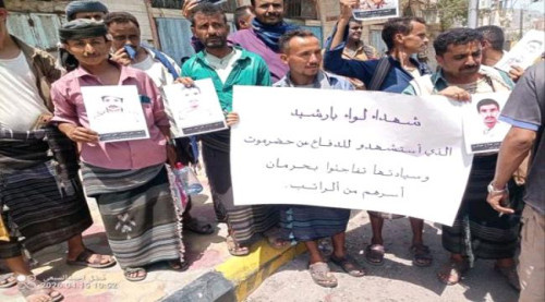 ضباط وأفراد لواء بارشيد يطالبون بإنصافهم في وقفة احتجاجية أمام معاشيق