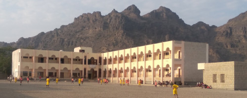 مدرسة عباس منارة تعليمية ترتقي بطلابها نحو الإبداع والتميز