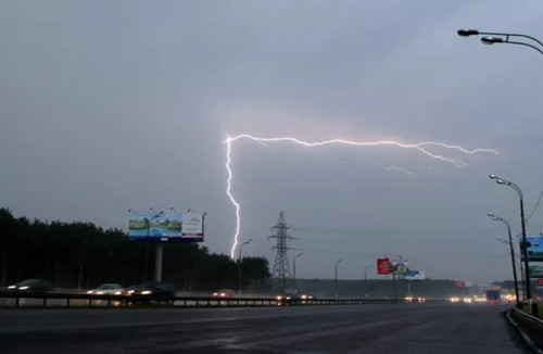 صواعق لاحقت شخصين حتى في قبريهما!