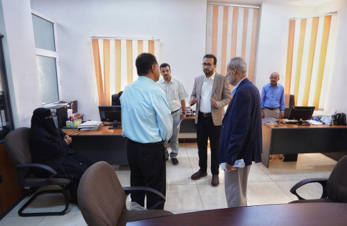 وزير الخدمة المدنية يزور مؤسسة التأمينات ويوجه بحزمة من الإصلاحات الإدارية
