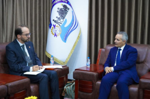 وزير الشؤون الاجتماعية يبحث مع السفير السويسري تعزيز التعاون ودعم برامج الحماية الاجتماعية