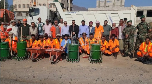 "أنعم" و"الداؤودي" يدشنان حملة رفع الأتربة والمخلفات من الشوارع العامة بمديرية البريقة